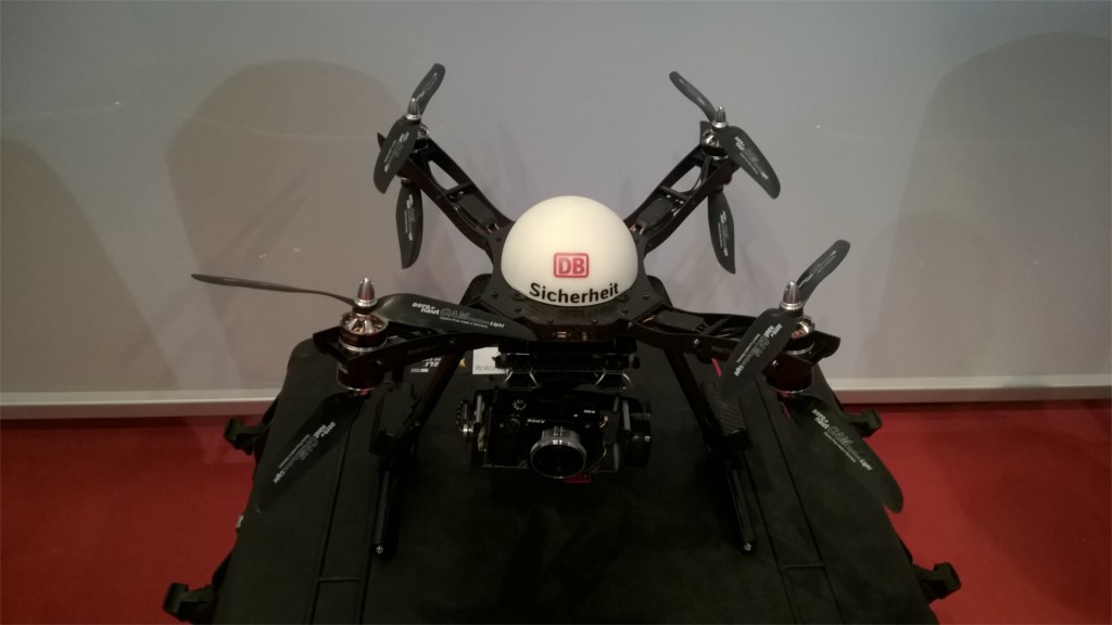 Beim Dronemasters Summit gab es unter anderem einen Vortrag von der Bahn. Dort wurde von Anwendungsmöglichkeiten von Multicoptern in der Wirtschaft erzählt. Die Bahn nutzt Multicopter für Vermessungen und die Überwachung ihrerGrundstücke.